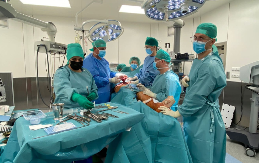 Przełomowa rekonstrukcja kości piszczelowej z użyciem unaczynionego przeszczepu i mikrochirurgii